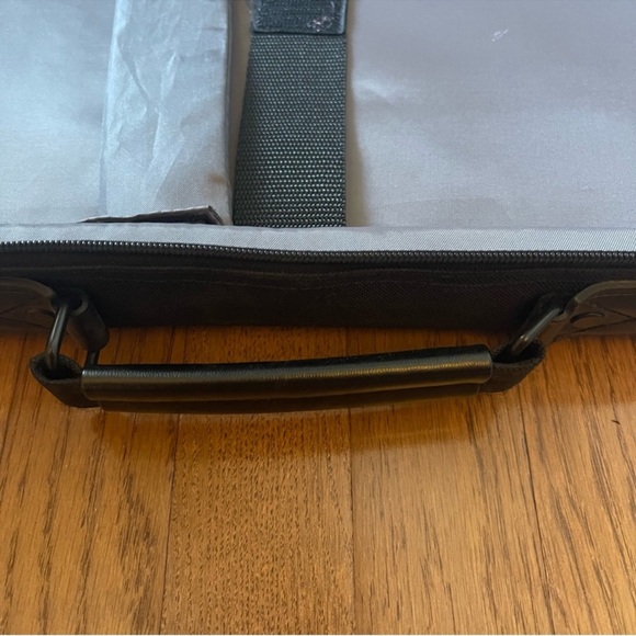 Targus Black Laptop Bag with Shoulder Strap - Picture 2 of 4